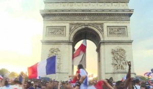 Mondial: les Champs Elysées en liesse; quelques incidents