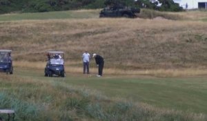 Le président Trump joue au golf en Ecosse