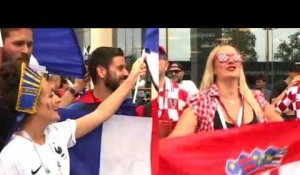 Mondial: les supporters français et croates arrivent au stade