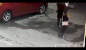 Chine : une jeune femme assommée par un chien tombé d'un immeuble (vidéo)