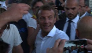 Deuxième bain de foule de vacances pour Emmanuel Macron