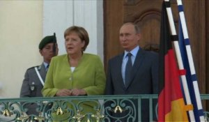 Le président russe arrive pour rencontrer Angela Merkel