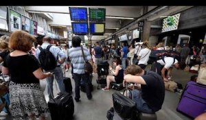 Gare Montparnasse: les images des voyageurs bloqués en plein week-end de chassé-croisé