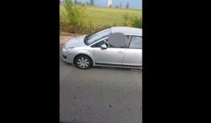 Un automobiliste ivre désorienté au bord de la route