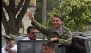 Arrivée du candidat d'extrême droite J. Bolsonaro pour voter