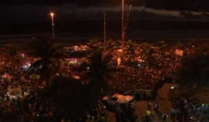 Une foule rassemblée devant la résidence de Bolsonaro