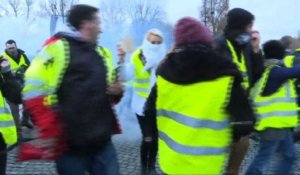 "Gilets jaunes": tensions sur les Champs Elysées (2)