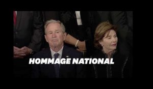 George W. Bush n'a pu cacher son émotion face au cercueil de son père