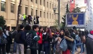 Marseille : des lycéens manifestent devant l'Inspection académique