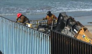 Des ouvriers américains renforcent la frontière à Tijuana