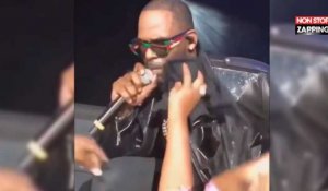 R. Kelly se fait toucher les parties intimes par des fans lors d'un concert, la vidéo qui fait scandale