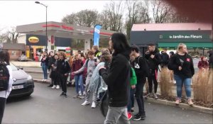Les lycéens bloquent le tramway à Condé-sur-l'Escaut