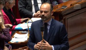 Edouard Philippe défend les mesures du président à l'Assemblée