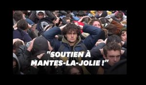 Étudiants et lycéens à genoux en solidarité avec les jeunes de Mantes-la-Jolie