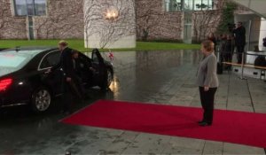 Theresa May bloquée dans sa voiture à son arrivée à Berlin