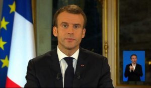 "Gilets jaunes": Macron annonce une hausse du Smic de 100 euros