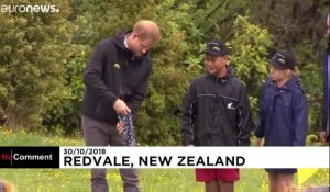 Nouvelle-Zélande : Harry et Meghan s'essaient au lancer de botte en caoutchouc