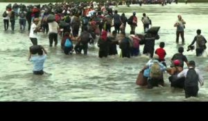 Des migrants traversent le fleuve Suchiate pour aller au Mexique