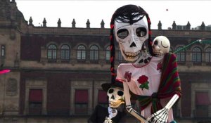 Jour des morts: à Mexico, une installation dédiée aux migrants