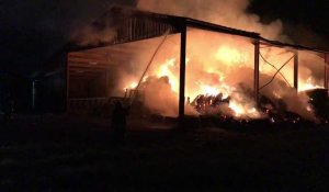Un bâtiment agricole détruit par les flammes à Hermelinghen