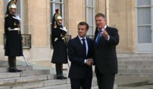 Le président roumain reçu par Emmanuel Macron à l'Elysée