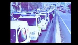 Les ambulanciers en colère bloquent le centre de Marseille
