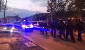Hénin-Beaumont : CRS, police et pompiers veillent au calme au rond point des vaches