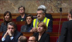 Le député Jean Lassalle met un gilet jaune en plein hémicycle