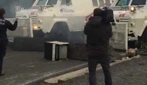 Gilets aunes : intervention de la police à Feluy pour libérer l'autoroute que des « gilets jaunes » bloquaient (1/2)