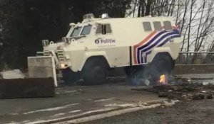 Gilets aunes : intervention de la police à Feluy pour libérer l'autoroute que des « gilets jaunes » bloquaient (2/2)