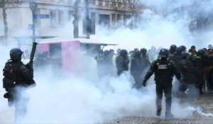 Champs-Élysées: la police tente de contenir les "gilets jaunes"