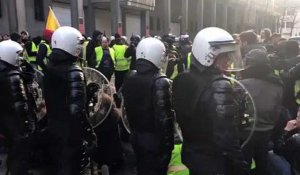 Gilets jaunes: la police encercle les manifestants à Bruxelles