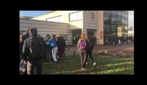 Education. Manifestation de lycéens devant Yourcenar