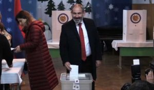 Le PM arménien Nikol Pachinian vote aux législatives anticipées