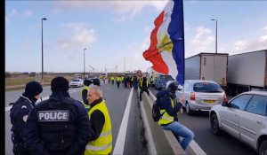 Calais : les Gilets jaunes bloquent la rocade portuaire puis l'A16