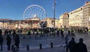 Gilets jaunes à Marseille : manifestants et CRS face à face sur le Vieux-Port