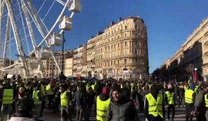 Marseille : des projectiles lancés sur les CRS qui entourent les gilets jaunes sur le Vieux-Port