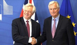 Brexit: Davis et Barnier donnent le coup d'envoi