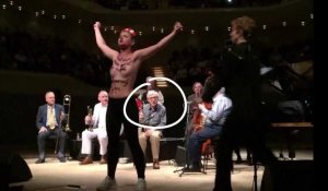 Les Femen interrompent un concert de Woody Allen, accusé par sa fille d'agression sexuelle