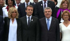 JO-2024: Macron accueilli au musée olympique