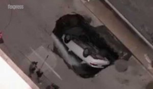 États-Unis: une voiture avalée par un trou géant à Saint-Louis