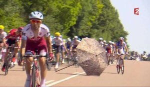 Tour de France : un parasol vient perturber la compétition !