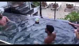 Lionel Messi et Luiz Suarez s'éclatent dans une piscine en vacances (vidéo)