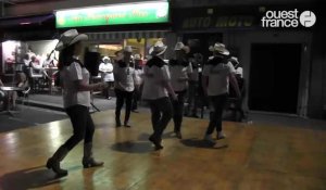 Danse country devant le bar du Pourquoi pas à Saint-Lô lors de la fête de la musique