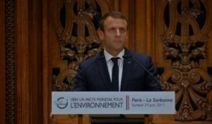 COP21: Trump a "décidé de faire bégayer l'histoire" (Macron)
