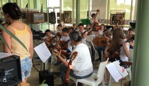 Fête de la musique : les élèves du conservatoire de guitare aiment les poules!