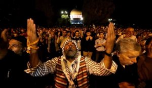 Des Palestiniens prient à Jérusalem pour la "Nuit du Destin"