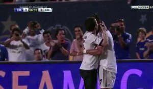 Un spectateur fait un câlin à Cristiano Ronaldo en plein match