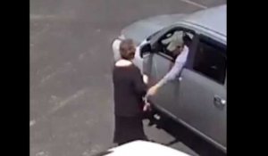Un voleur arrache violemment le sac à main d'une vieille de 70 ans (Vidéo)