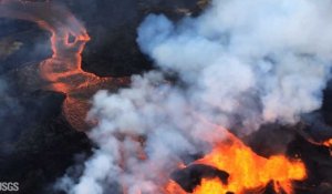 A Hawaï, la lave atteint l'océan et des fumées acides se forment